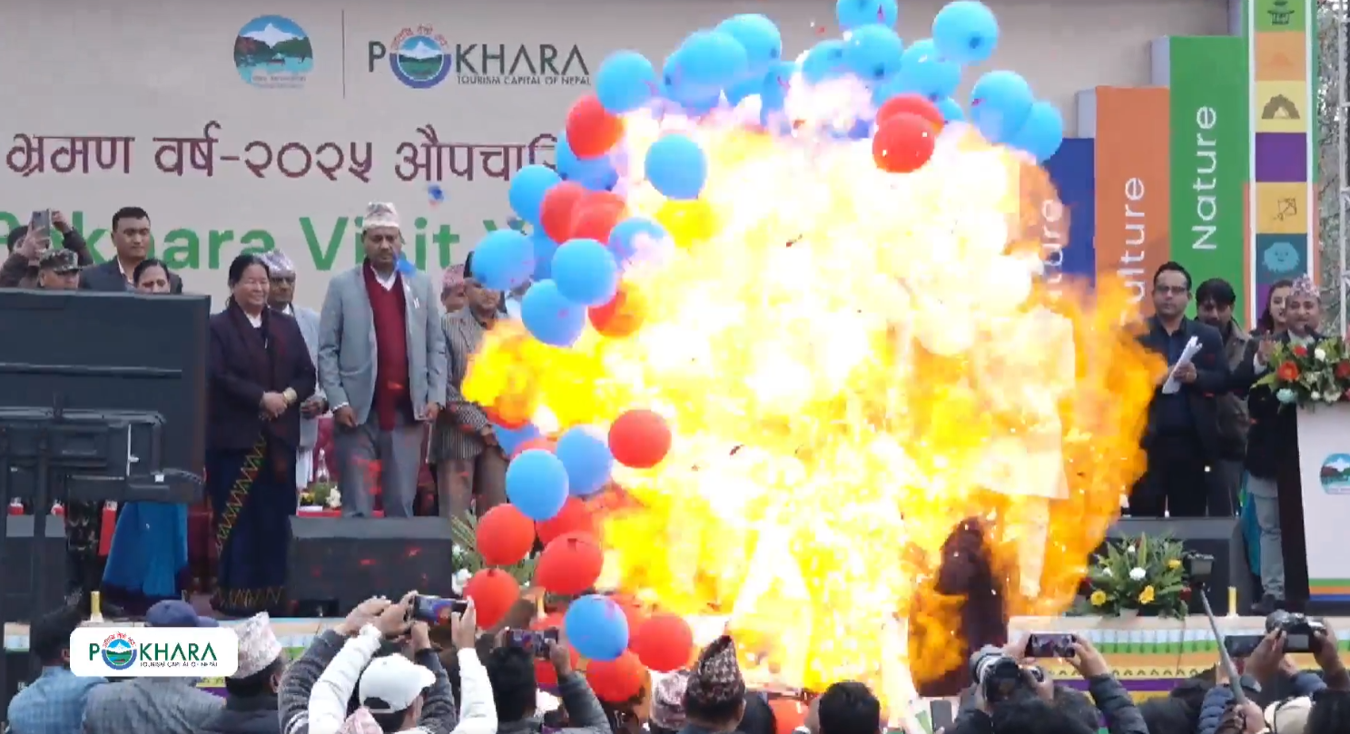 बेलुनको गुच्छा पड्किँदा पोखरा महानगरका मेयर आचार्य घाइते
